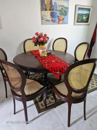 Vendo mesa com 6 cadeiras 