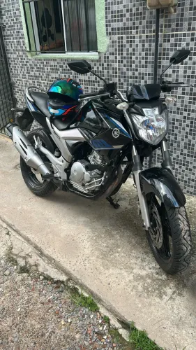 Vendo fazer 250 muito nova pelo ano, com dois pneus novos com manual e chave reserva 