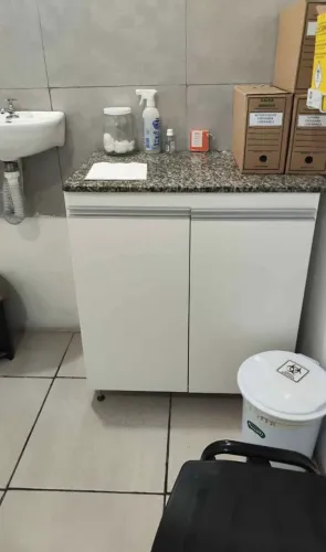Armário balcão com tampo de granito