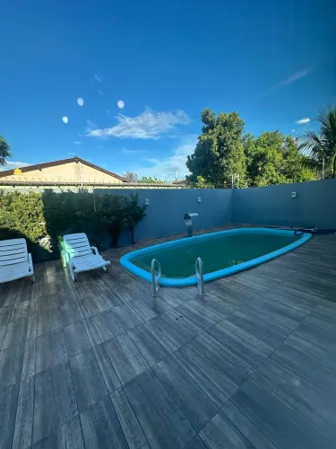 Locação. Casa mobiliada. 3 quartos sendo 1 suite. Piscina