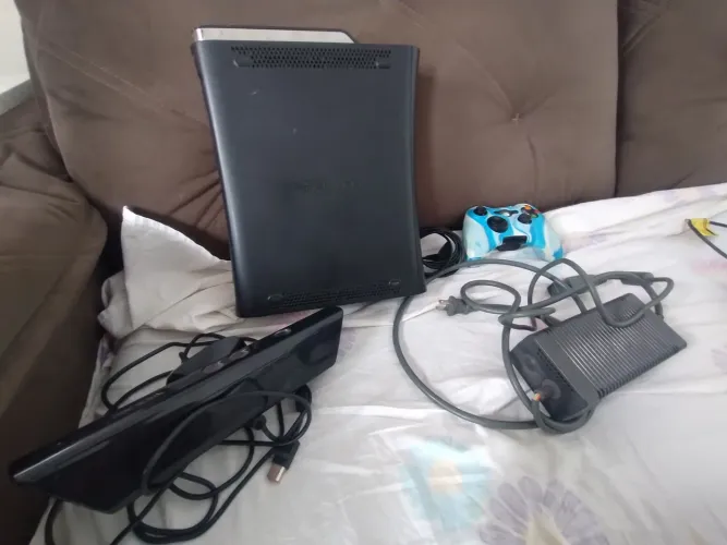 Xbox 360 + Kinect (leitor de disco com defeito)