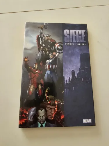 Siege Hardcover - Brian Michael Bendis (Inglês)