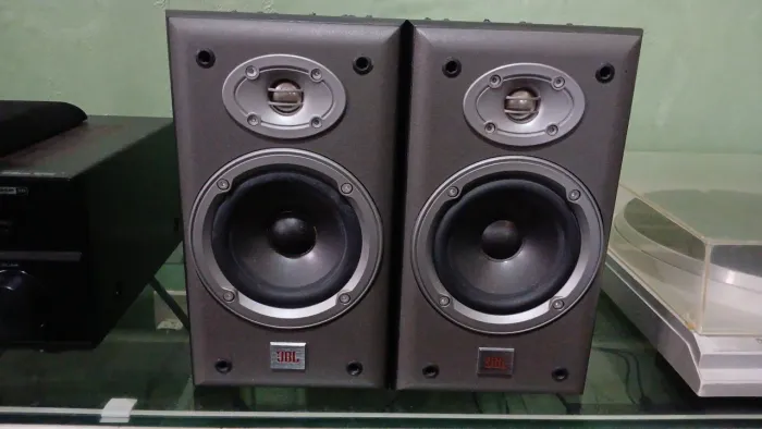 Caixas bookshelf JBL