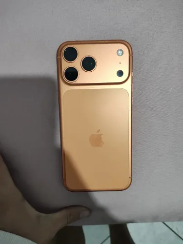 iPhone 17 pro Max laranja