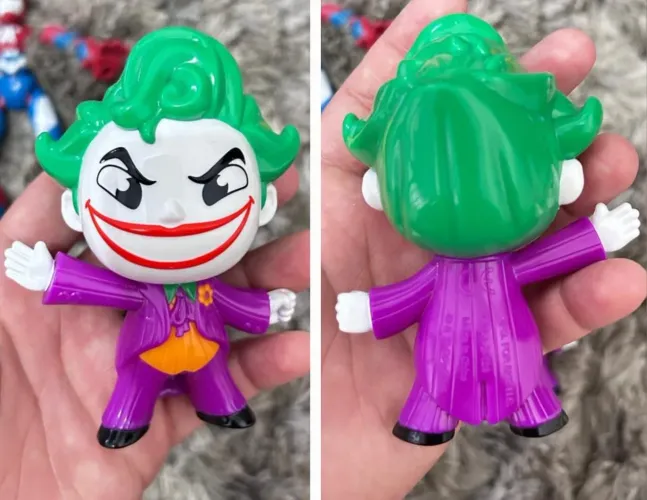 Brinquedos Dexter, coringa, mulher gavião ,Applejack e um livro