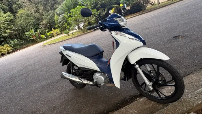 Honda Biz 125 2025 branca e azul