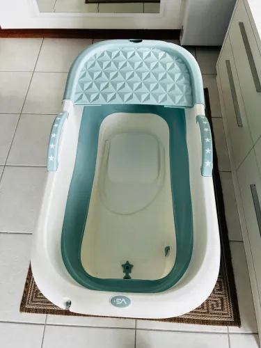 Banheira dobrável serve para banho em bebês e crianças 