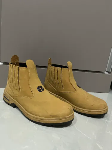 Bota New Holland
