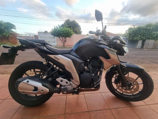 Yamaha FZ25 Impecável