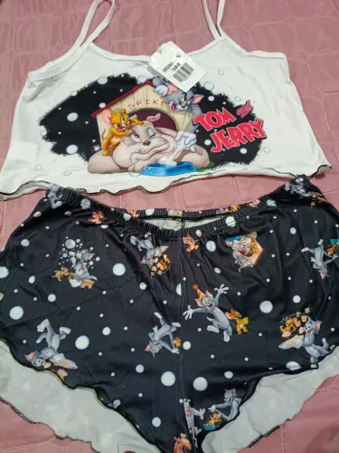 Conjunto de pijama com estampa divertida dos personagens Tom e Jerry