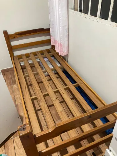 Cama de madeira solteiro