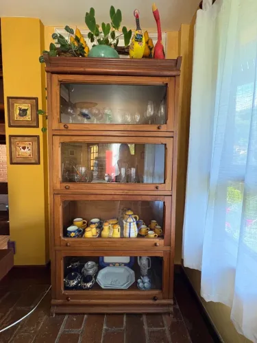 Cristaleira em Madeira Maciça com Portas de Vidro - Estilo Colonial