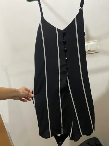 Macacão preto com listras 