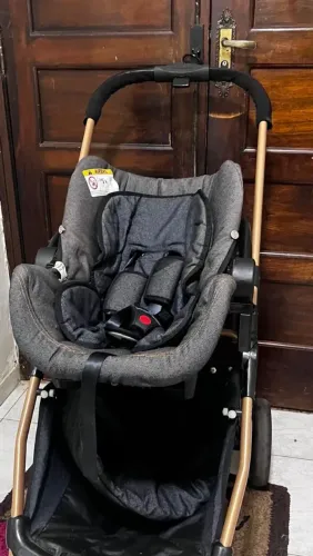 carrinho de bebê com Moisés e bebê conforto