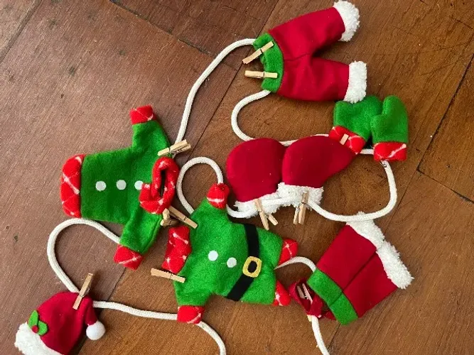 varal natalino com mini roupinhas de papai noel