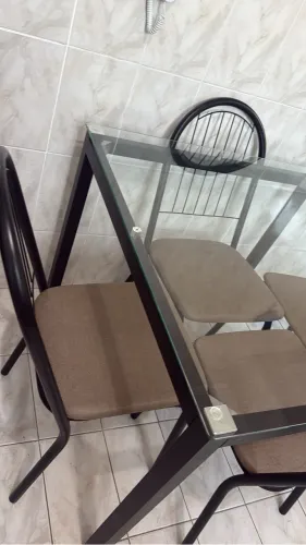 Mesa de vidro com 3 cadeiras