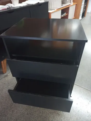Mesas de cabeceira com 2 gavetas 