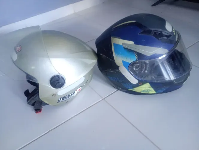 Dois capacetes usados