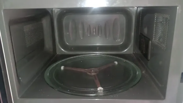 Vendo micro-ondas com defeito: não liga.