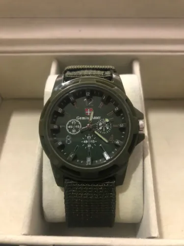 Relógio verde militar na promoção