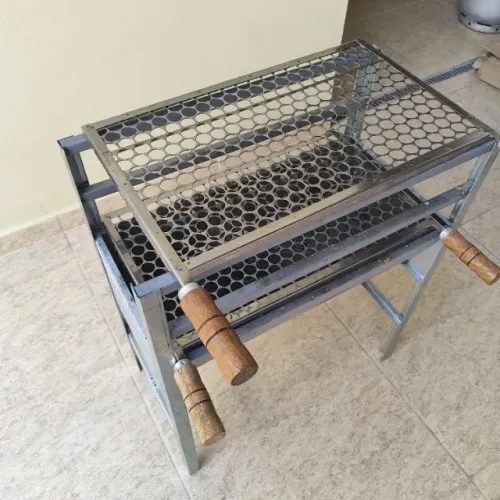 Churrasqueira Portátil em Aço Grande Robusta Modelo com 2 Grelhas Inox 60x33x75cm (USADO)