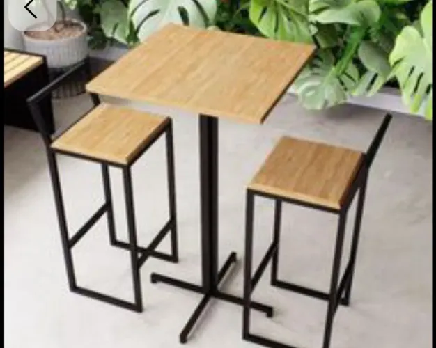 Mesa bistrô com dois bancos 