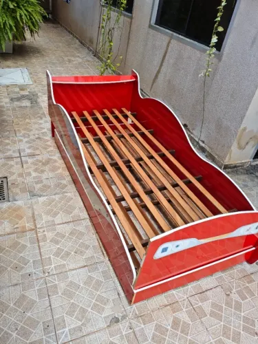 Cama Infantil Carro Vermelha com Estrado - Usada