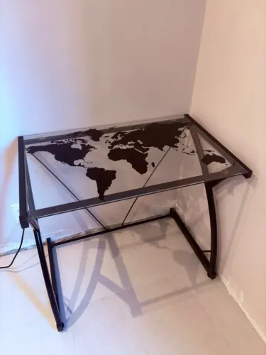 Escrivaninha / mesa de estudo com tampo de vidro e estrutura de metal