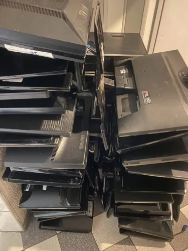 lote com 35 monitores funcionando de 17 ate 22 polegadas widescreen