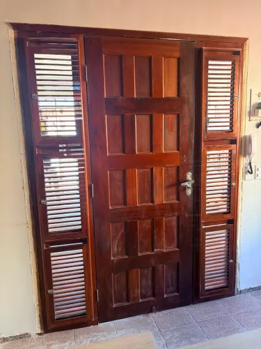 Porta de madeira entrada