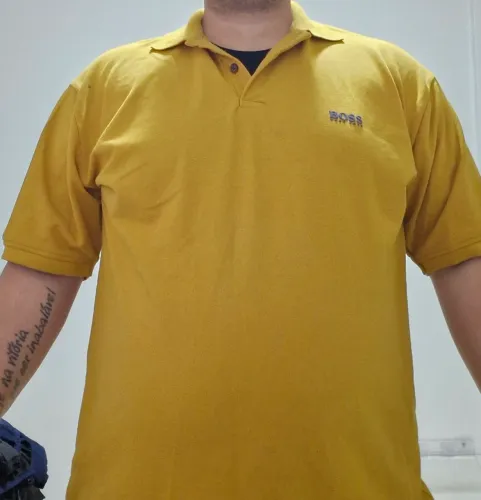 Camisas de marca usadas (25,00 reais cada)