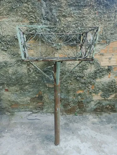 Lixeira de ferro.