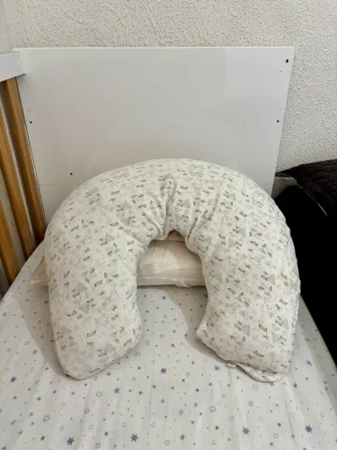 Almofada de amamentação hug com capa removível.