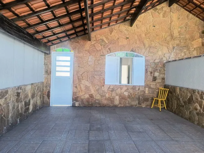Casa para venda tem 194 metros quadrados com 3 quartos na Guilhermina - Praia Grande - SP