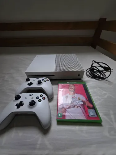 XBOX ONE S 500GB + 2 CONTROLES + FIFA 2020.