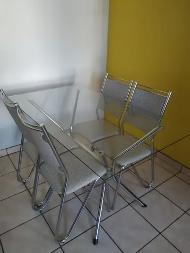 MESA TAMPA DE VIDRO COM 4 CADEIRAS