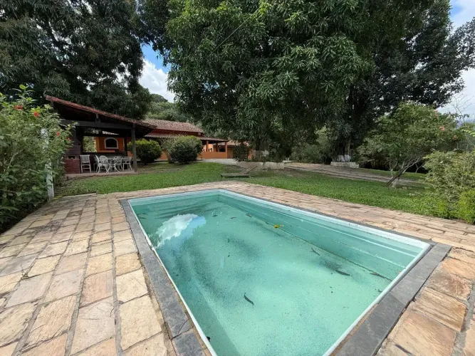 Sítio à Venda 7.700m² Porteira Fechada com Piscina, Lago, Casa de Hóspedes e 3 Baias para