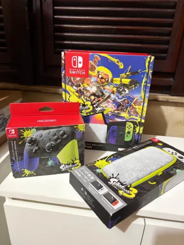 Console Nintendo Switch OLED 64GB Splatoon 3 + Controle Pro e Case Splatoon