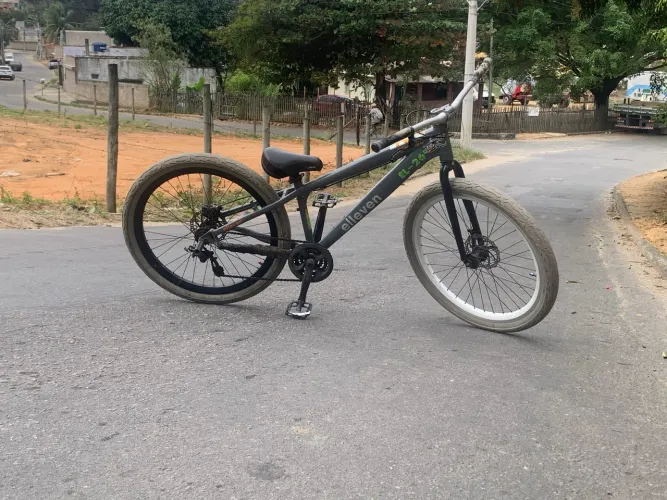 Vendo essa bicicleta o único problema o pneu traseiro rasgou