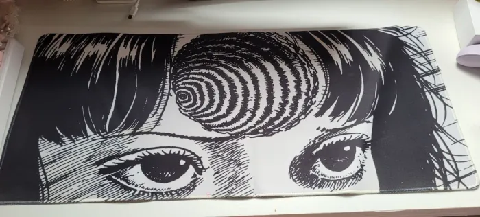 ?Mousepad Junji Ito Preto e Branco (Tecido)