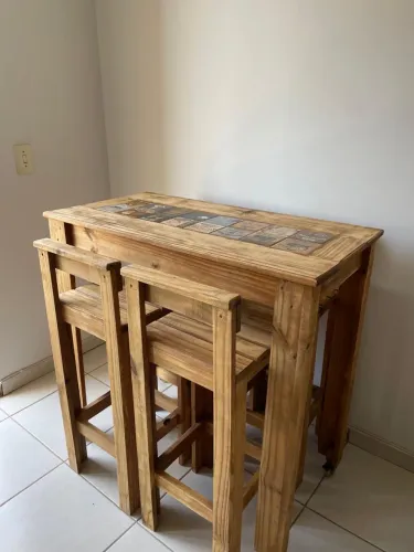 Mesa com 4 banquetas de madeira