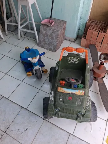 Carrinho e velocip, pra desocupar espaço mesmo aproveite.