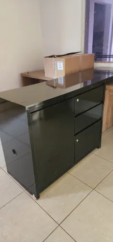 Moveis de escritorio: 2 mesas, 1 balcão e 1 cadeira couro