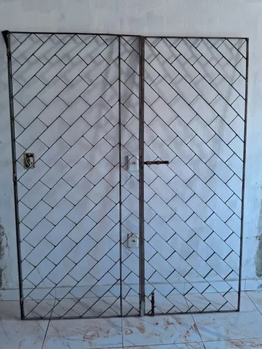 VENDO PORTÃO EM DUAS BANDASMEDINDO 1.67X2.5 .