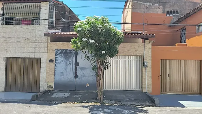 Casa bem localizada no bairro Damas - Fortaleza - CE
