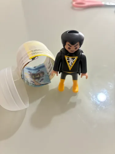 Brinquedo Kinder Ovo Playmobil Dc Comics Adão Negro