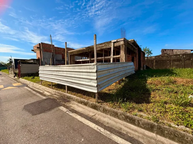 Lote já com construção iniciada à venda,condomínio Gran Paraíso-Tenone
