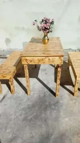 Mesa de madeira maciça toda parafusada e reforçada com dois bancos machetada e envernizada