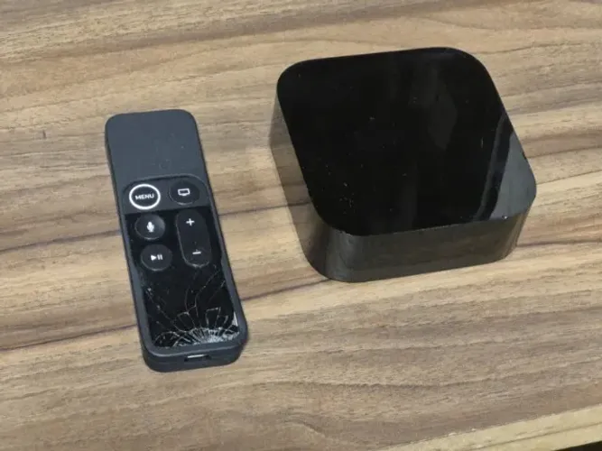 Apple TV 4K 64GB - Modelo A1842 (há detalhe no controle)