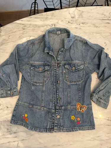 jaqueta jeans alphabeto bordada